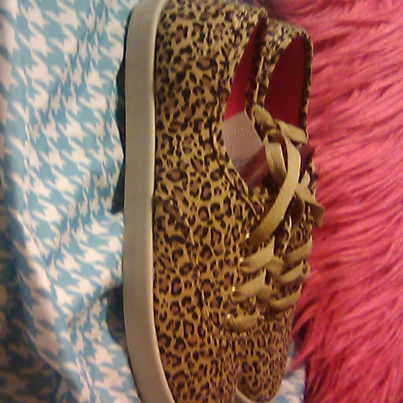 Shoes - Picture 3 of 4